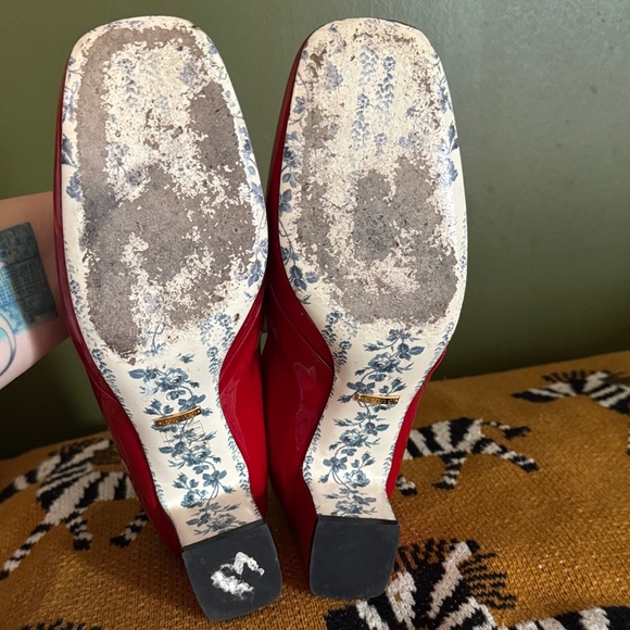 Gucci Red Patent Leather Flats with Gold Logo - Picture 9 of 11